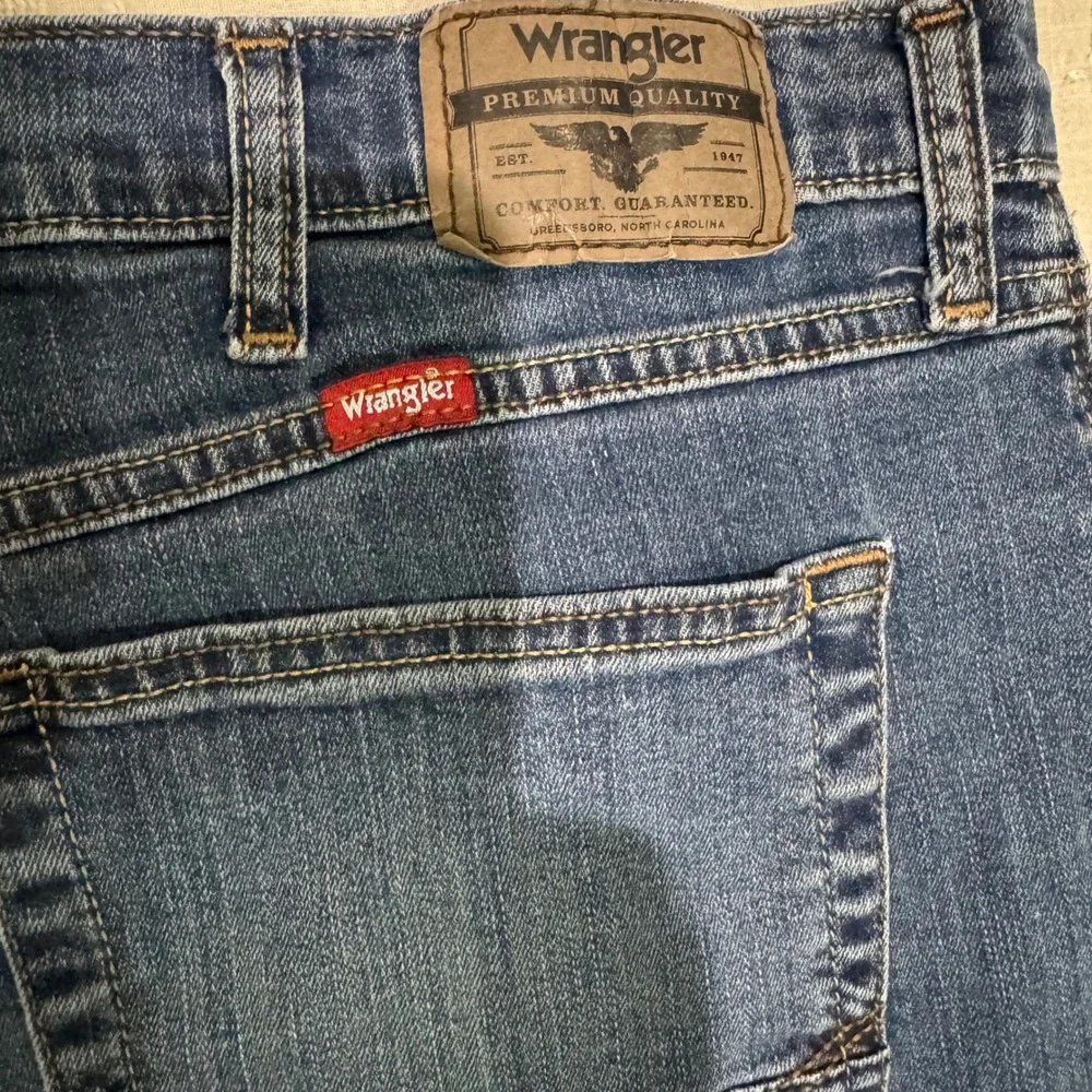 Wrangler Premium Quality Mens Slim Straight Jeans 42x30 Medium Wash Utility Blue